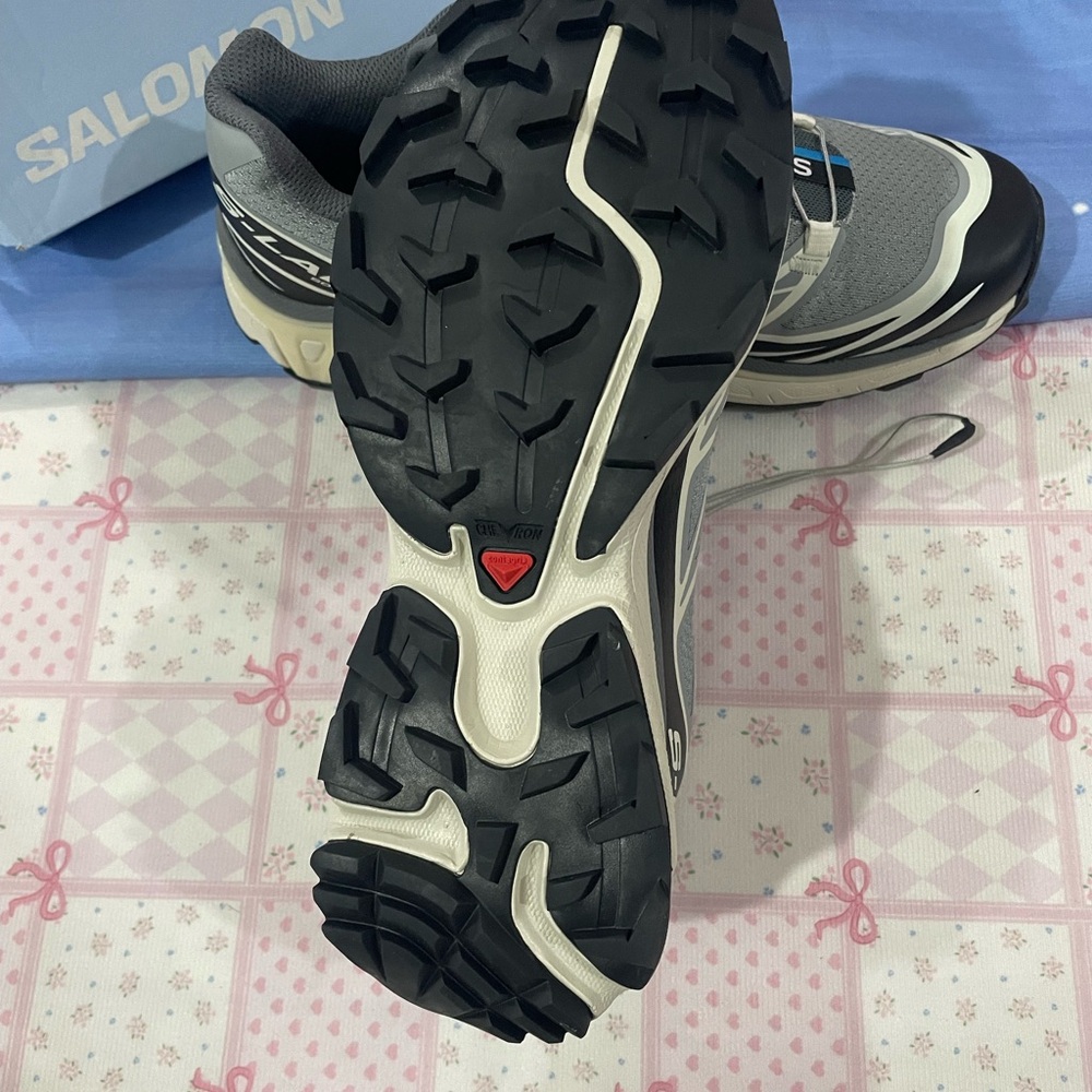 Salomon Grey and Cream Trail Running Shoes with Fastlace - Picture 8 of 9